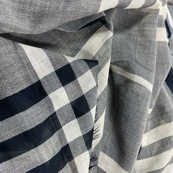 Burberry Black and Cream Checkered Scarf Luxurious Wrap - Picture 3 of 4